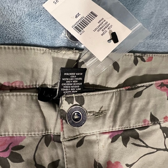 Super Cute Floral Plus Size Shorts - Picture 5 of 6